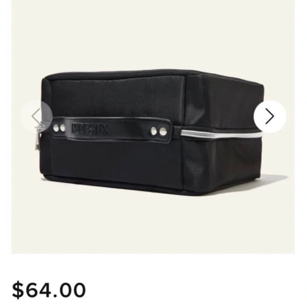 Nudestix‎ hanging cosmetics case